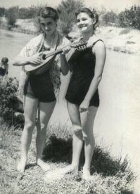 Инна и Замира на речке. 1951г.