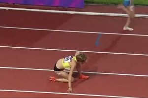 ...Девушка не только ПОБЕДИЛА, но и установила личный рекорд...

В смысле - ПОБЕДИОА ? 
Ее , при падении ,  как минимум  четверо опередили  перед финишем !
Или она НА КРУГ всех обошла ?