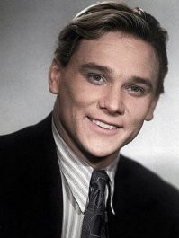 Запомнил Юматова по фильму «Офицеры». Офигел, увидев фото. На фото сходство с Дж. Керри.