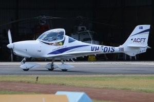 Это не пассажирский самолет.
И у него нет иллюминаторов.
Это двухместный легкий самолет Aquila A 210.
И у него в фонаре кабины есть "форточки".