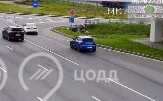 Судя по разметке, полоса, по которой ехал порш идет на сужение. Порш обязан был уступить дорогу