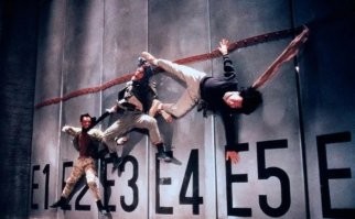 Напомнило "Доспехи бога -2"