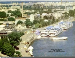 Киев. Это вообще-то речной вокзал да "незалежности", когда там жизнь ещё кипела.