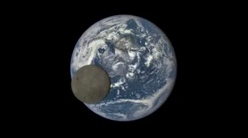 Насчёт фотки Луны подано так, что кажется,  то  это первая фотография оборотной (не тёмной!) стороны, снимок же с сайта NASA, на самом деле в 1959 году Советская станция первой в Мире сфотографировала обратную сторону.