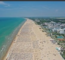 У каждого отеля свой сектор, у каждого номера свои 2 шезлонга и зонт. А возле бассейна всегда были места в любое время, потому что все на море.