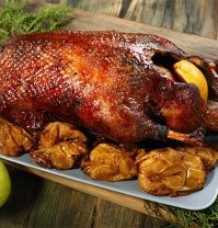 Пусть как утка расслабится. И яблок в дупло напихать.