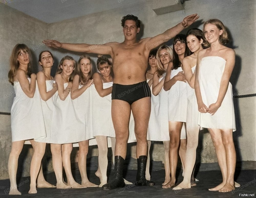 Вообще не на одной фотке не у одного я не заметил татуировки.