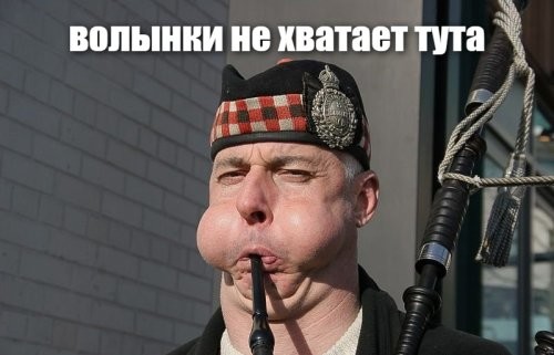 Две девушки синхронно станцевали на площади под музыку уличного музыканта в Ирландии