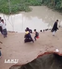 Эта яжмать-замоташка за полминуты успела с детьми три раза туда-сюда прошмыгнуть.
Мозги куриные...