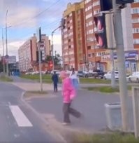 А вроде на красный вышла