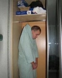В шкаф решили не вешать