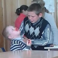 "Поведение" оппонента робота прям вообще забавное. Сначала как бы наклонился, типа смотрит, что там с роботом. Мол прости братуха, я нечаянно. А потом, в углу, склоняется всё ниже и ниже, как будто осознавая, что совершил непоправимое.