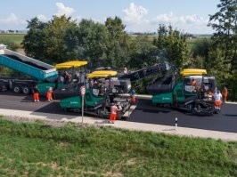 Грузовиком управляет Сергей, асфальтоукладчиком Василий, катком Николай. У них и зарплаты соответствующие. Равшан и Джамшут по краям дороги машут лопатами. Им и платят копейки, их и заменять не планируют.