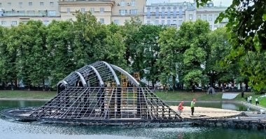 Потому что задолбали кожанные, там того пруда и так одни слёзы, а в этом году какие-то гении еще плавучую платформу на треть пруда вкорячили, где гай-гуй постоянный. А у него там жена и дети..