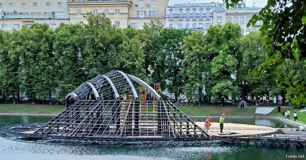 Потому что задолбали кожанные, там того пруда и так одни слёзы, а в этом году какие-то гении еще плавучую платформу на треть пруда вкорячили, где гай-гуй постоянный. А у него там жена и дети..