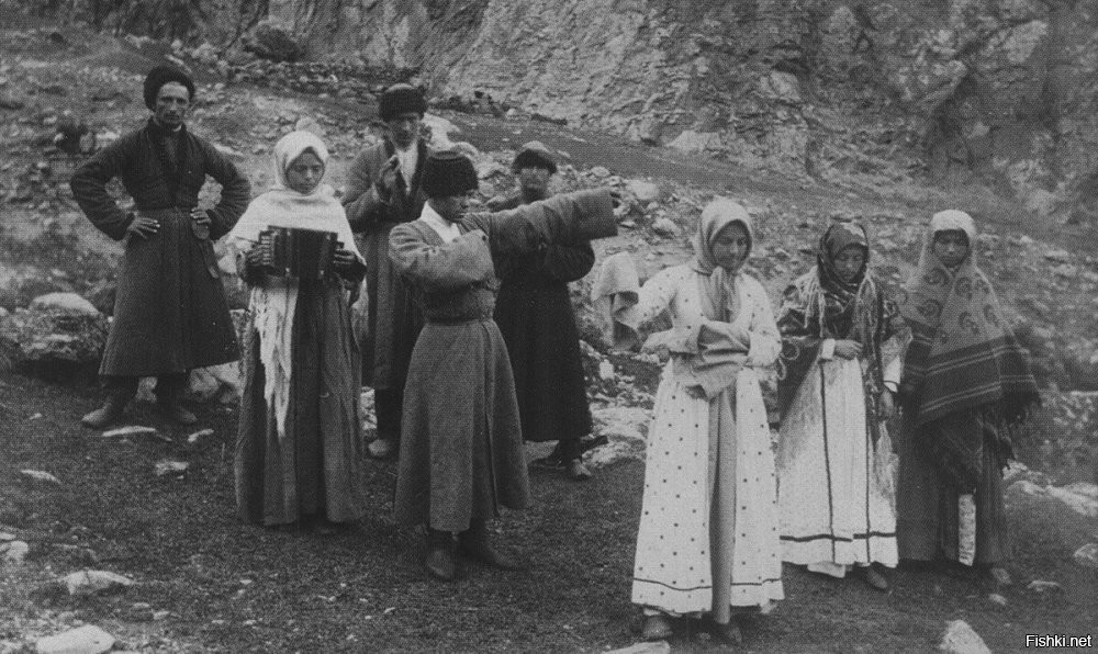 А почему сами не в халатах? Красные макасины разве халяльно?