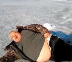 Женский ответ китайцам, любящим летом обнажить живот на публике