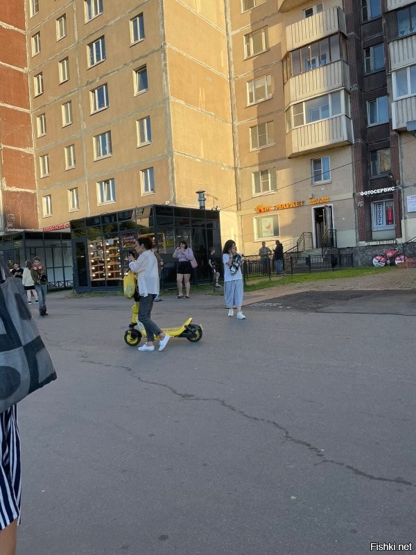 Герои не носят плащи. Эти ларки мало того что портят облик города, так ещё и вонизма от них не реальная. 
Отпуситить - и точка!