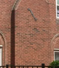 Странно. Такое впечатление, что здание просто обложено в полкирича.