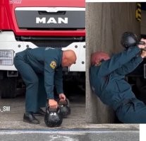 Силён. 

Но, мне кажется, ему уже такое не очень полезно. 

Вы на цвет головы обратите внимание. 
До и после.