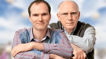 Егор Баринов похож на Тарантино так же, как Егор Бероев на Бандераса. То есть сходство только на уровне "два глаза, два уха". А похож он на своего отца, актёра Валерия Баринова. 
Из приведённых примеров соглашусь, пожалуй только со сходством Якушева и Гослинга, но и то в определённом ракурсе, и Бадалова-Броуди. Остальное - ну, очки протрите, что ли.