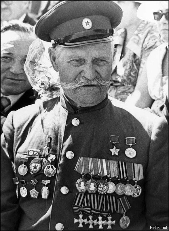 В СССР разрешали носить царские награды. Это георгиевский кавалер Российской Империи.