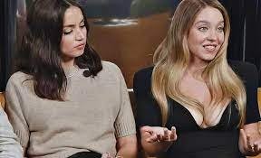 Весёлый момент дружбы: девушка шутит о груди подруги