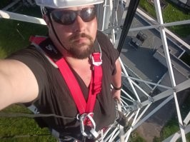 Знаете, швабра безопаснее, чем вылезать из окна без страховки. 
Это я вам как промышленный альпинист говорю. 

Робота, как и "швабру" тоже нужно на улицу вытащить и снаружи к окну прилепить. 

_______

И чего минусят? 

Высунуть "швабру" через "форточку" и помыть окно. 
Только её тоже пристраховать нужно, чтобы не уронить кому-нибудь на голову.