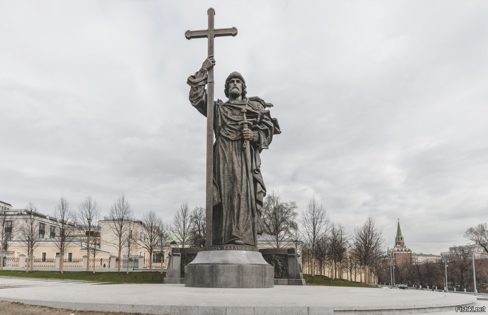 А хотите ещё прикол? Что-то никто не замечает, что Родина-мать крест по-сатанински, вверх ногами держит.