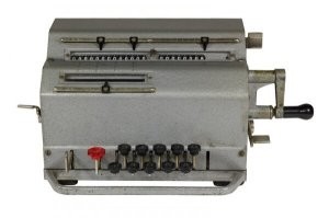 о! феликсом пользоваться умел еще с малолетства - мама летом иногда брала на работу, а там этого добра... добрые люди научили.
но мне больше такой арифмометр нравился, хотя мало чего понимал, потому, как ещё был дошкольником: