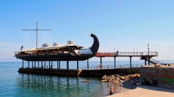 1. Ялта, площадь Советская,  "Дом торговли".
2. Ялта, набережная (фото сделано с пирса, где потом будет стоять "Арго", потом "Золотое руно", потом "Апельсин"). "Арго" был открыт в 1999-ом году.