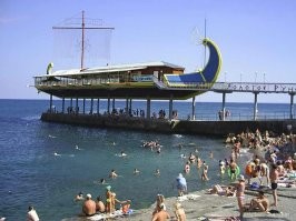 1. Ялта, площадь Советская,  "Дом торговли".
2. Ялта, набережная (фото сделано с пирса, где потом будет стоять "Арго", потом "Золотое руно", потом "Апельсин"). "Арго" был открыт в 1999-ом году.
