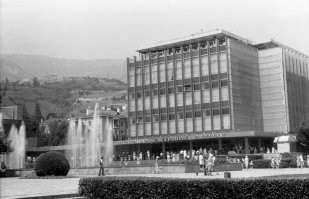 1. Ялта, площадь Советская,  "Дом торговли".
2. Ялта, набережная (фото сделано с пирса, где потом будет стоять "Арго", потом "Золотое руно", потом "Апельсин"). "Арго" был открыт в 1999-ом году.