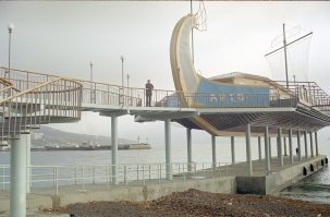 1. Ялта, площадь Советская,  "Дом торговли".
2. Ялта, набережная (фото сделано с пирса, где потом будет стоять "Арго", потом "Золотое руно", потом "Апельсин"). "Арго" был открыт в 1999-ом году.