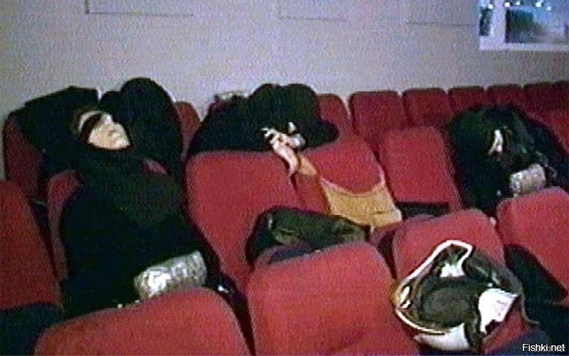 А почему служба безопасности вообще пропускает замоташек, тем более в никабах, в метро?
Мало было этого?