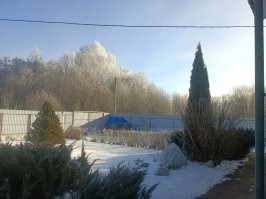 Они сказали, что это у них такая физкультура зимой. 
Летом сад огород и т.п. 
А зимой снег чистить. 

Всё бы хорошо, если бы они меня к этому не привлекали.  

А мне копать вообще нельзя, тоже спина. 

Зимой даже машину прямо у ворот паркую, чтобы всю парковку не чистить.