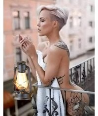 У нее фонарь есть.