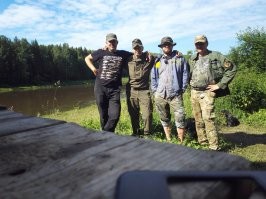 Маленькой, но отличной компание по р. Чусовая) Урал. 
Тут и большими группами сплавояются и семьями)
Добро пожаловать)