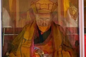 Тело в холодильнике. Я думаю, там температура близко нуля.
 На фотках это стараются не показывать,но я когда-то смотрел документальный фильм о нем, и говорили прямым текстом,что хранится при пониженной температуре\влажности.