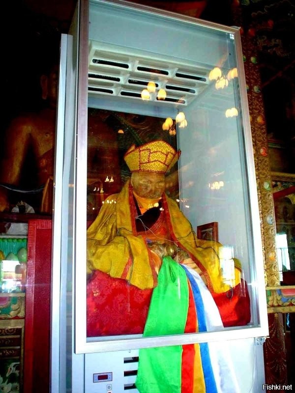 Тело в холодильнике. Я думаю, там температура близко нуля.
 На фотках это стараются не показывать,но я когда-то смотрел документальный фильм о нем, и говорили прямым текстом,что хранится при пониженной температуре\влажности.