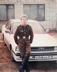 А почему на погонах СА - Советская Армия - если это 95-й год? Да и "сидит" вояка на машине как-то неловко. Фотомонтаж? Не думаю.