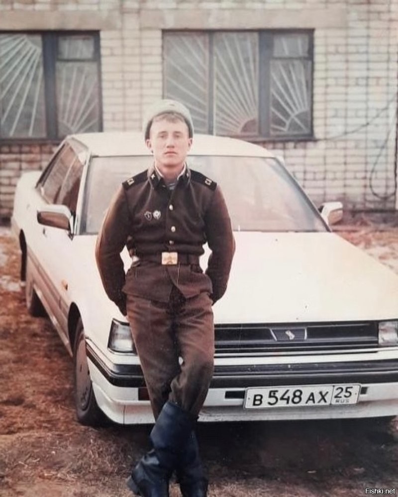 А почему на погонах СА - Советская Армия - если это 95-й год? Да и "сидит" вояка на машине как-то неловко. Фотомонтаж? Не думаю.