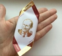А мы тут голландца накормили конфетами с Путиным. Вот как на картинке. И с собой дали, чтобы своему папеньке - лютому русофобу передал, типа лекарство. Он поржал, но повез. Не знаю только еще пока чем дело кончилось.