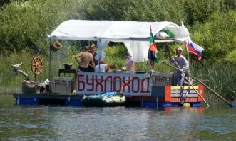 Мужчины устроили трёхдневное путешествие на плоту