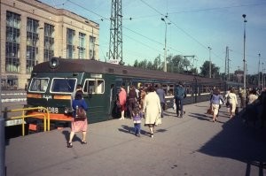 Электричка на ярославском вокзале.
А стена уже Ленинградского 

И, прощу заметить, ни одного турникета.
Потому что проездной (сезонка)  на ГОД в пределах Москвы стоил 6 рублей 1 копейку.
То есть меньше копейки за поездку!!!!