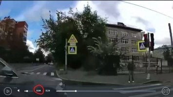 Машина с регистратором - какие претензии? Стандартные действия: смена ситуации - перенос ноги на педаль тормоза - торможение без изменения траектории. Все правильно сделала. Хронометраж и расстояние на скринах: начало маневра - начало торможения (слышно работу АБС) - столкновение.