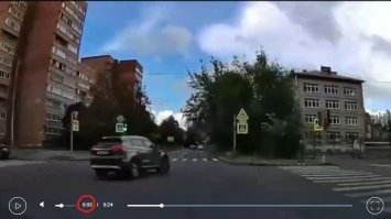 Машина с регистратором - какие претензии? Стандартные действия: смена ситуации - перенос ноги на педаль тормоза - торможение без изменения траектории. Все правильно сделала. Хронометраж и расстояние на скринах: начало маневра - начало торможения (слышно работу АБС) - столкновение.