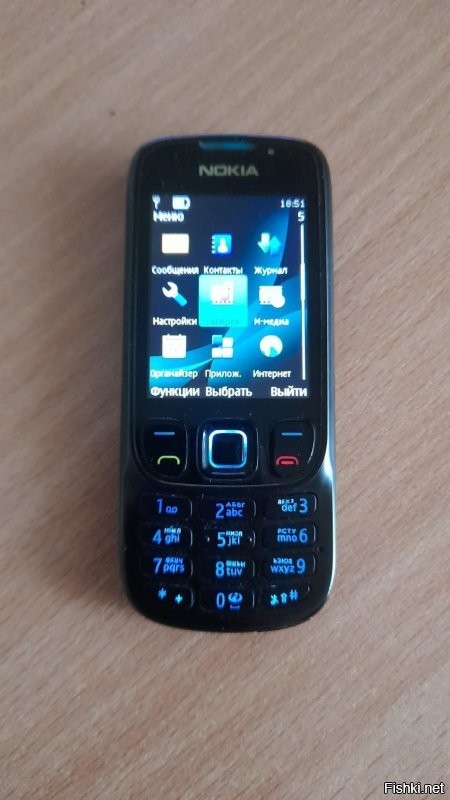Моя Nokia 6303i classic 
До сих пор в рабочем состоянии, использую иногда для звонков, когда не хочу, чтобы по рабочему телефону разговор был. Ну и лежит на случай какого-нибудь большого ЧП. Он умеет звонить, передавать сообщения. Есть интернет 2G. Ещё умеет не включённый батарею держать по полгода. Номер отдельный, по еврику каждый месяц на счёт закидывай и норм. Ещё плюс - телефон очень компактен.
