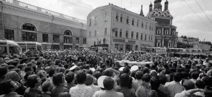 Собрались тысячи людей на похороны Владимира Семёновича Высоцкого. Это было тоже в 80 году, но об этом событии все забывают.