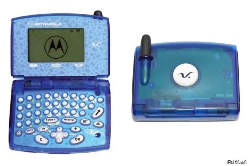 Motorola v100, первый телефон, с которого я в аське чатился :)